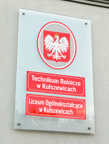 Tablica urzędowa nadrukowana na pleksi podwójna z godłem 140 cm x 100 cm (nadruk: godło 40 cm x 50 cm + 2 x tablica 75 cm x 25 cm).
