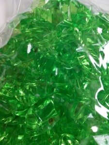 KAMIENIE NIEREGULARNE ZIELONE Z DZIURKĄ 3CM/2CM